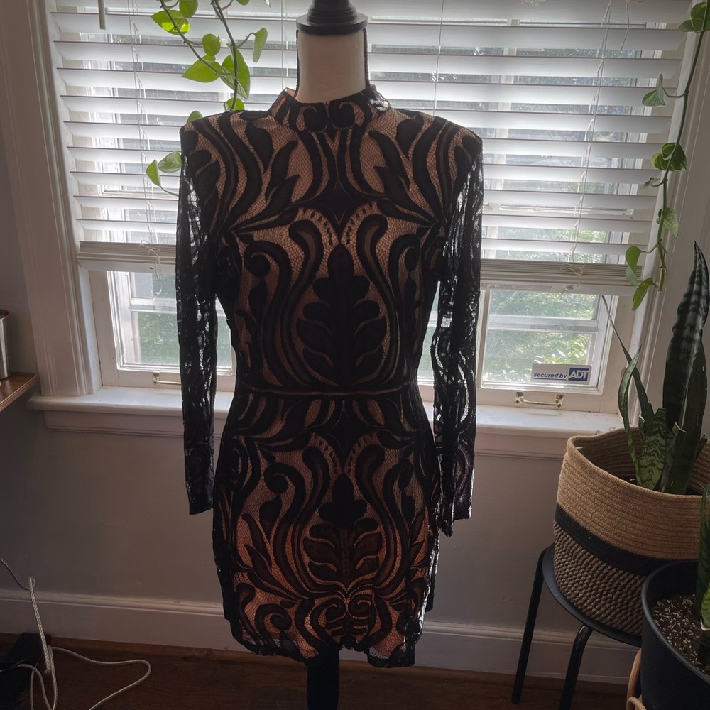 BLACK LACE MINI HOLIDAY DRESS